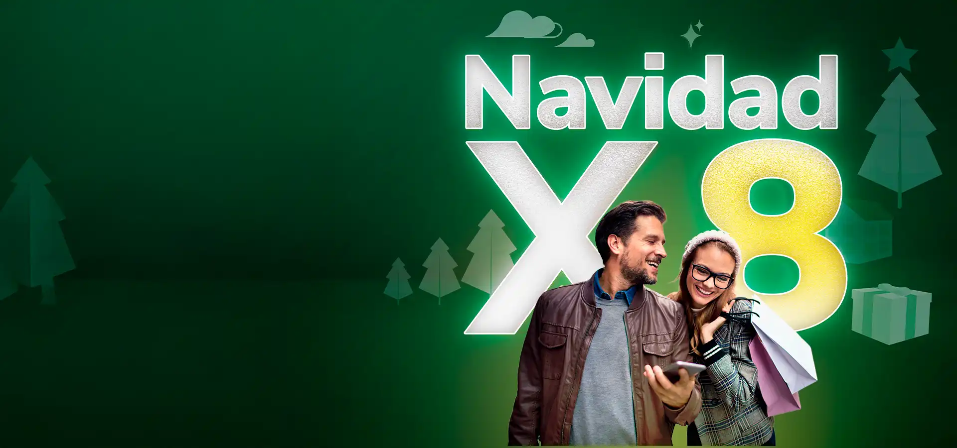 Pareja sonriente comprando en navidad