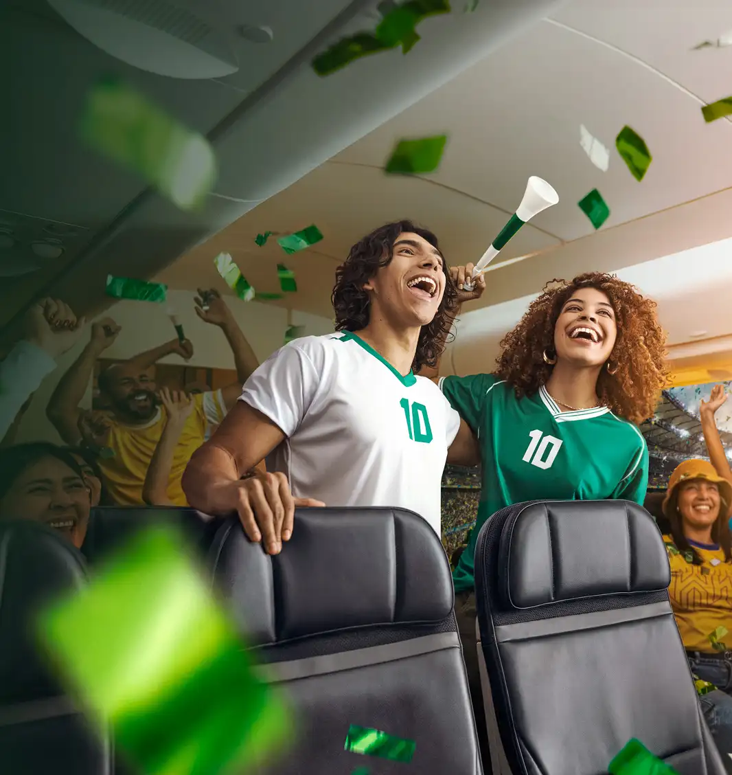 Fans celebrando con tarjetas Visa Promerica